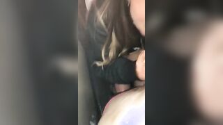 Ragazza italiana lo succhia in discoteca nel bagno