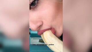 Bionda italiana spompina banana