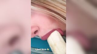 Bionda italiana spompina banana