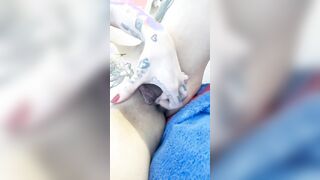 Ditalino italiana tatuata con tettine