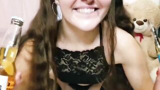 Italiana si beve una birra e si masturba con la bottiglia