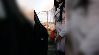 Qui è pieno di gente ma ho voglia di fare la troia FACCIAMOLI GUARDARE