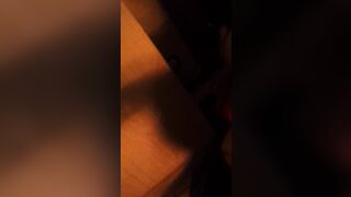 Giovane troia a pecorina sbattendosi col dildo