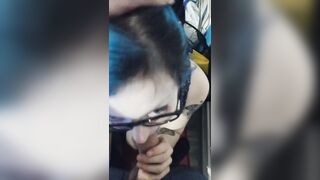 Pompino ragazza occhialuta coi capelli azzurri