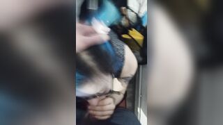 Pompino ragazza occhialuta coi capelli azzurri