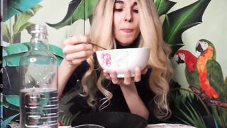 Padrona italiana mangia davanti al suo schiavo sottomesso