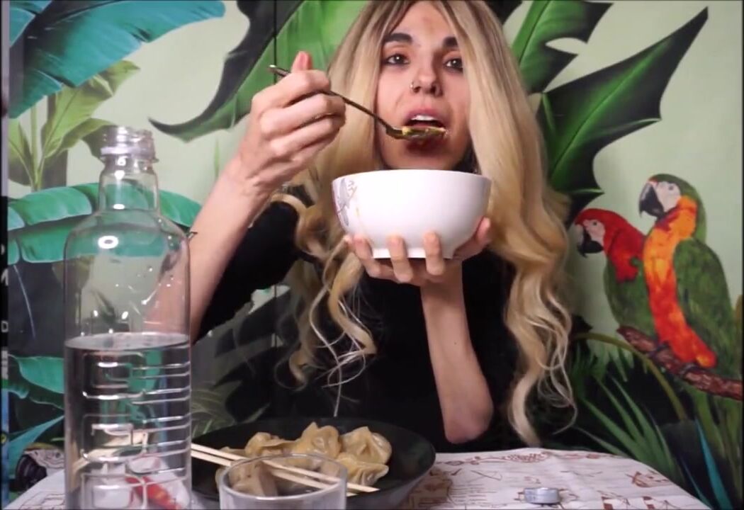 Padrona italiana mangia davanti al suo schiavo sottomesso