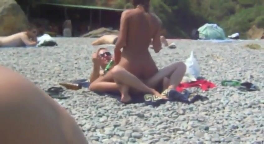 Coppia esibizionista scopa in spiaggia davanti a tutti