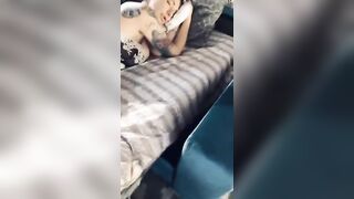 Cazzo in tiro davanti a Priscilla Salerno che riposa