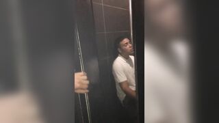 Fidanzati beccati a scopare in discoteca