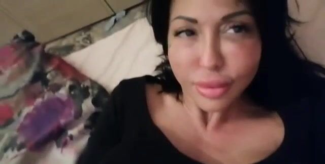 Mettimi il cazzo in fica e poi sbattimelo tutto in culo