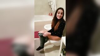 Fidanzata ripresa mentre fa pipi