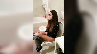 Fidanzata ripresa mentre fa pipi