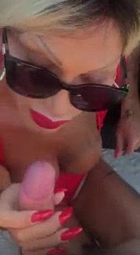 Trans italiana fa un pompino ad amico in campagna