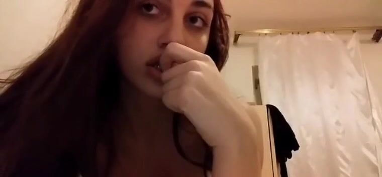 Studentessa italiana si masturba e riprende