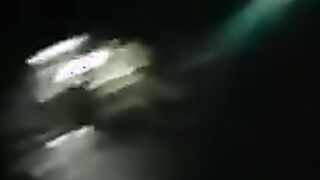 Moglie italiana puttana si masturba in macchina per i guardoni