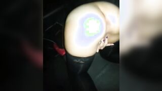 Moglie italiana puttana si masturba in macchina per i guardoni