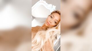 Bellissima ragazza bionda amtoriale