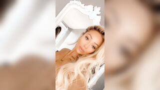 Bellissima ragazza bionda amtoriale