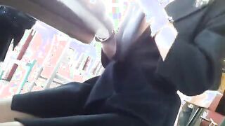 Esibizionista italiana al bar con una giacca e sotto nulla