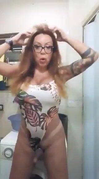 Trans tettona si fa una sega nel bagno