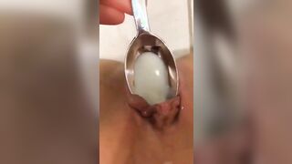 Un cucchiaio di yogurt dalla mia fica per voi