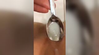 Un cucchiaio di yogurt dalla mia fica per voi
