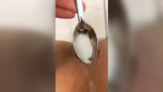 Un cucchiaio di yogurt dalla mia fica per voi