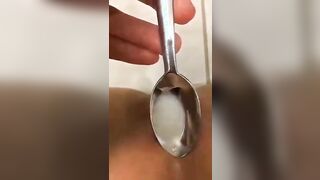 Un cucchiaio di yogurt dalla mia fica per voi