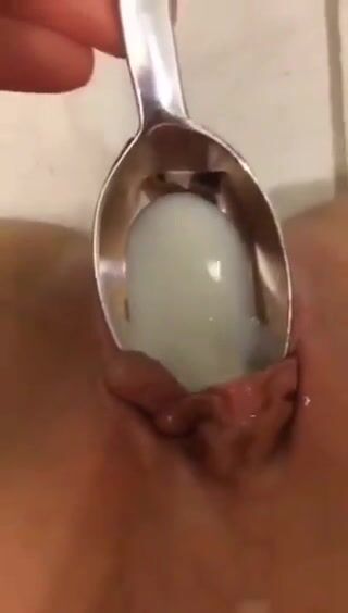 Un cucchiaio di yogurt dalla mia fica per voi