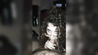 Pompino amatoriale studentessa italiana mora con occhiali