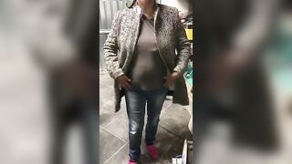 Matura italiana tettona fa gli auguri di Pasqua