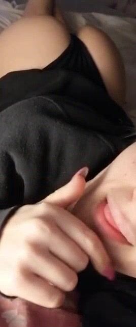 Ragazza italiana con bel culo e labbra da pompini