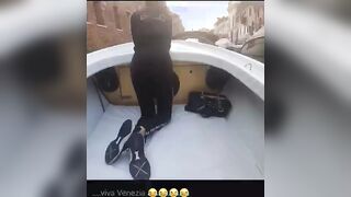 Esce il culo in barca a Venezia