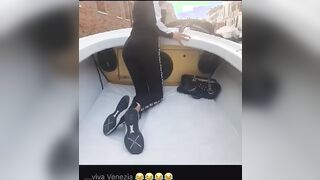 Esce il culo in barca a Venezia