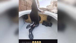 Esce il culo in barca a Venezia