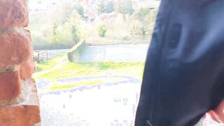 Flash culo ragazza italiana all'aperto