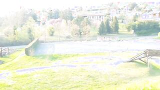 Flash culo ragazza italiana all'aperto