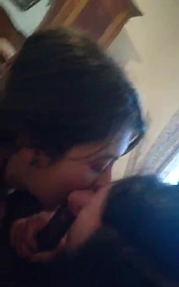 La figlia Francesca e la mamma Marzia succhiano il cazzo ad africano