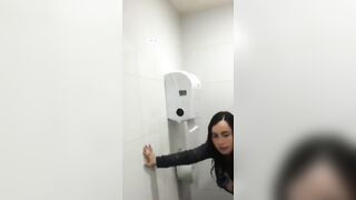 Vecchio porco scopa studentessa troia in bagno a pecorina