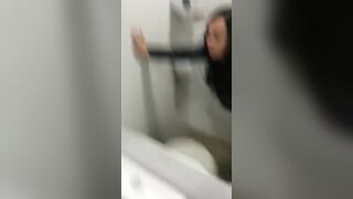 Vecchio porco scopa studentessa troia in bagno a pecorina