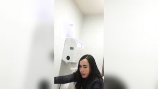 Vecchio porco scopa studentessa troia in bagno a pecorina