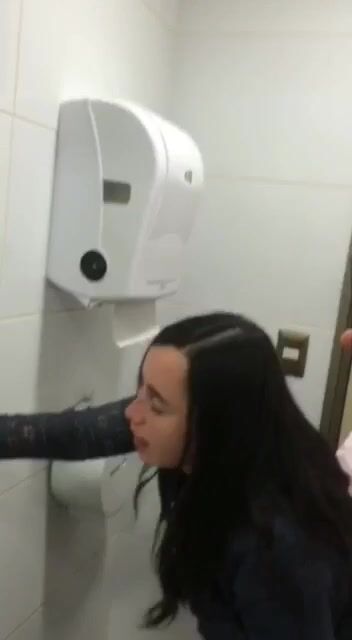 Vecchio porco scopa studentessa troia in bagno a pecorina