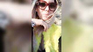 Ragazza italiana beccata a masturbarsi all'aperto