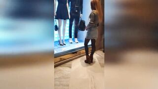 Fidanzata italiana esibizionista al centro commerciale