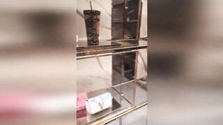 Fidanzata italiana esibizionista al centro commerciale