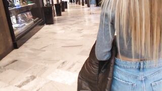 Fidanzata italiana esibizionista al centro commerciale