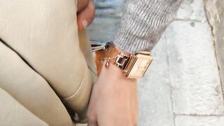 Fidanzata italiana esibizionista al centro commerciale