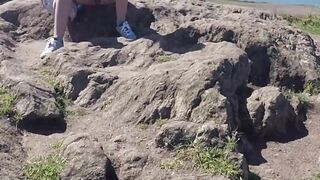 Giovane istaliana si masturba in pubblico sugli scogli