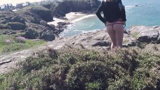 Giovane istaliana si masturba in pubblico sugli scogli